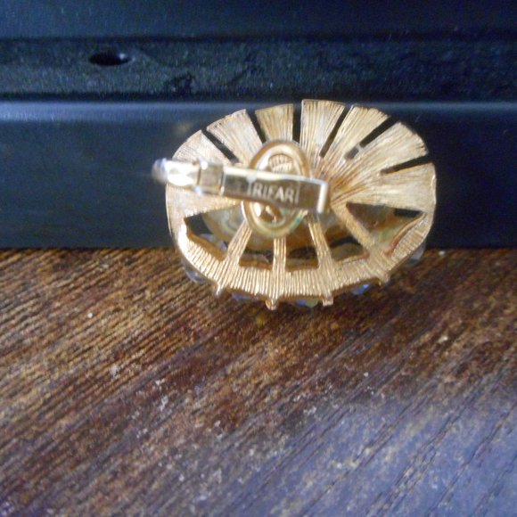 Trifari Gold-Tone Clip-On Mid-Century Earrings, Signed Crown Trifari - Picture 2 of 2